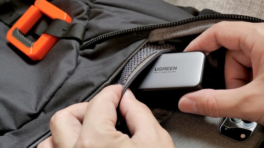 UGREEN Nexode PD充電器はコンパクトでカバンのポケットにも入れて持ち運びやすい