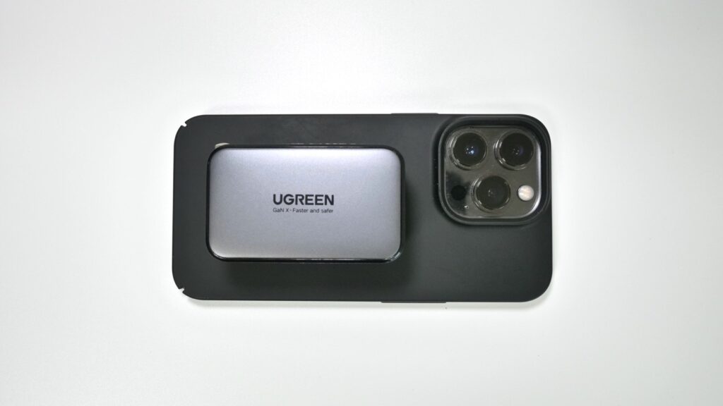 UGREEN Nexode PD充電器とiPhone13Proのサイズ比較